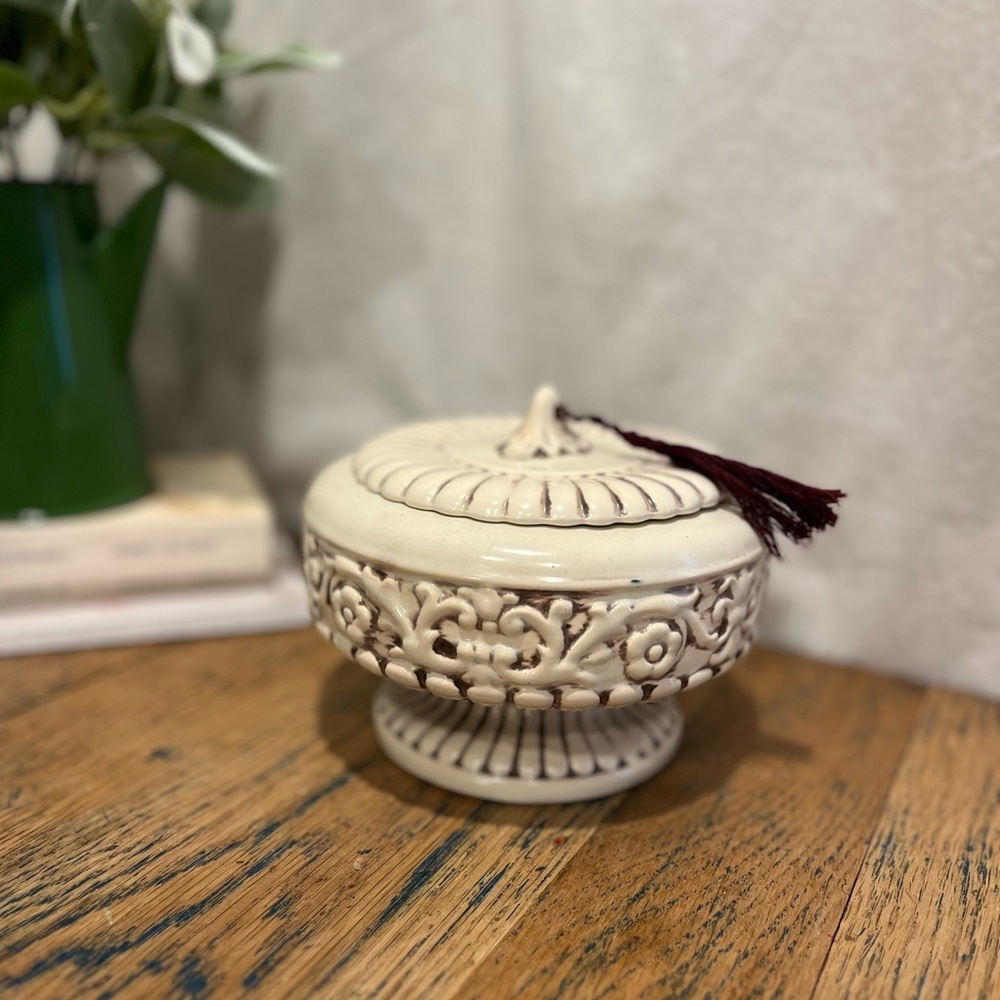 RUMRILL 339 VINTAGE COVERED JAR – OFF-WHITE & RED-BROWN CERAMIC